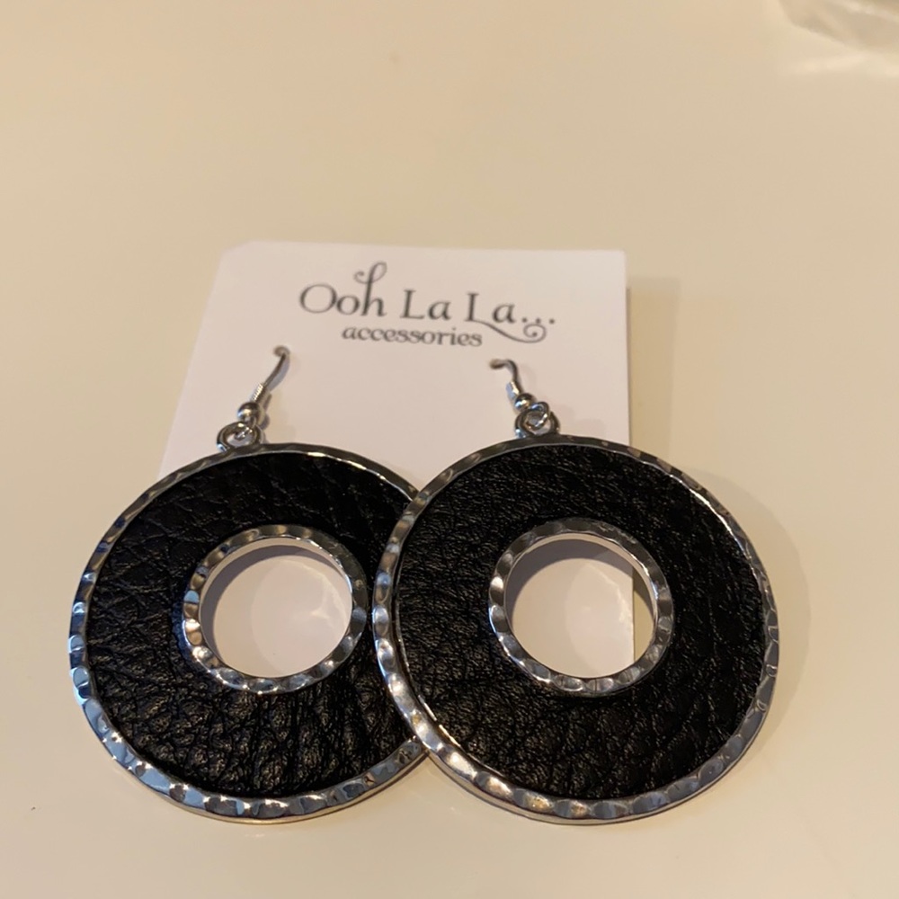 Gorgeous silver and black circle earrings, New!